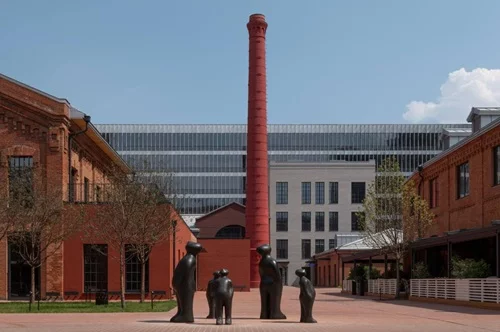 Скульптурная композиция Гвидо Делеу украсила Lucky