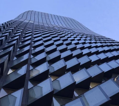 Как MR Group создает сложный фасад Famous