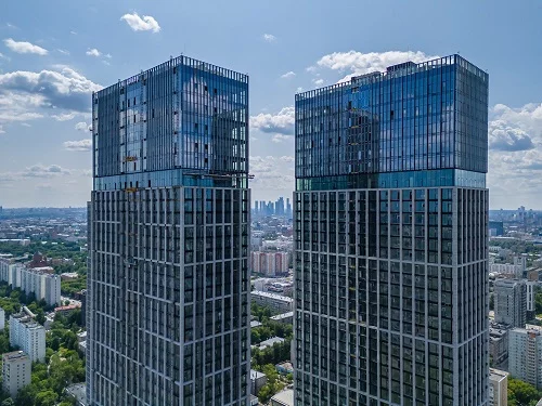 В Москве появились гранитные небоскребы