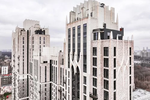 фасад украсили венецианские арки