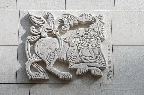 Особняки рядом с Кремлем украсили барельефы